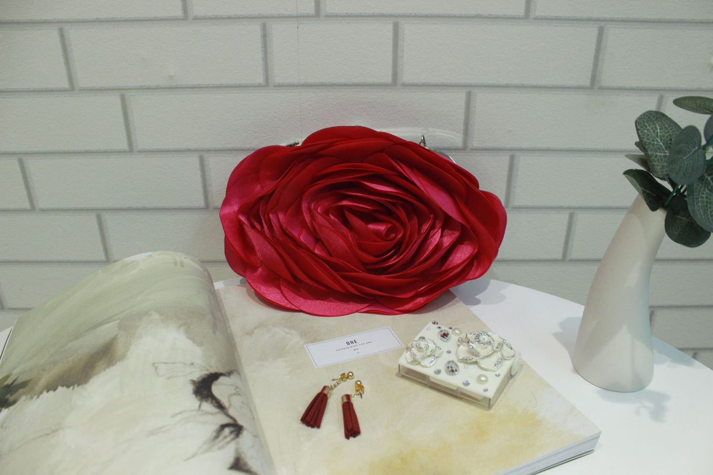 Fashion Personality New Women's Satin Flower Clutch