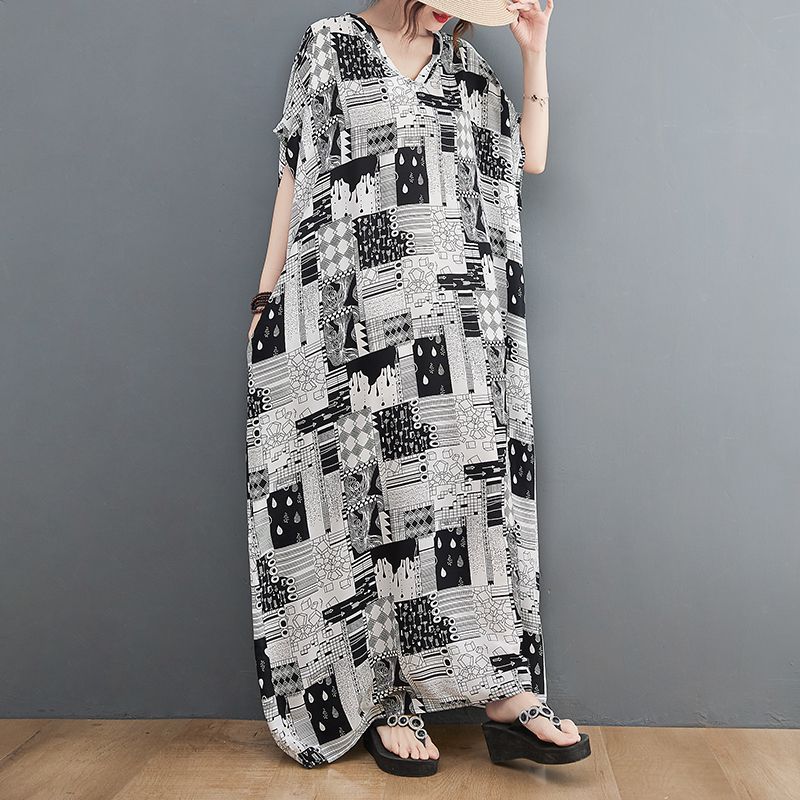 Women's Flab Hiding Vacation Black And White Plus Size Dress